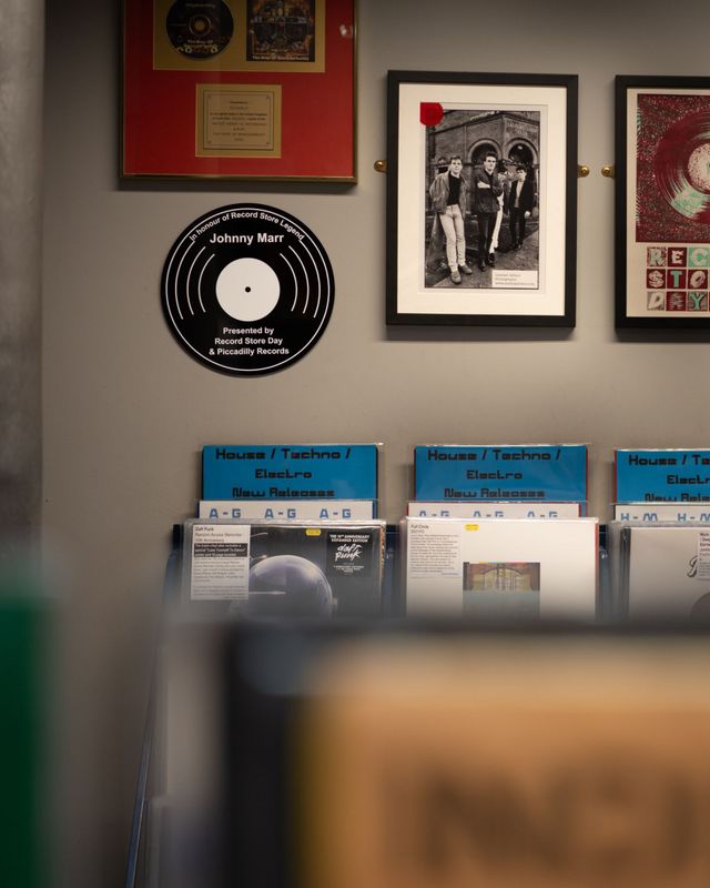 JOHNNY MARR HONOURED AS ​​RECORD STORE LEGEND, AHEAD OF RECORD